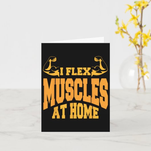 私は自宅で筋肉を曲げるボディビル強さユーモア カード (黄色い花)