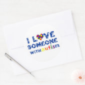 私は自閉症のステッカーで人を愛している ラウンドシール (封筒)