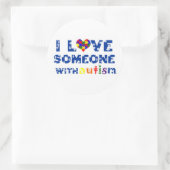 私は自閉症のステッカーで人を愛している ラウンドシール (バッグ)