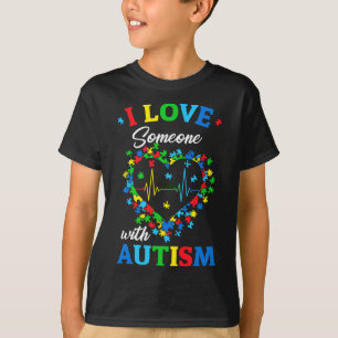 私は自閉症の意識を持つ男性の女性の子供を愛している Tシャツ
