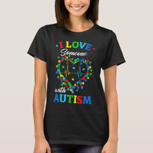 私は自閉症の意識を持つ男性の女性の子供を愛している Tシャツ