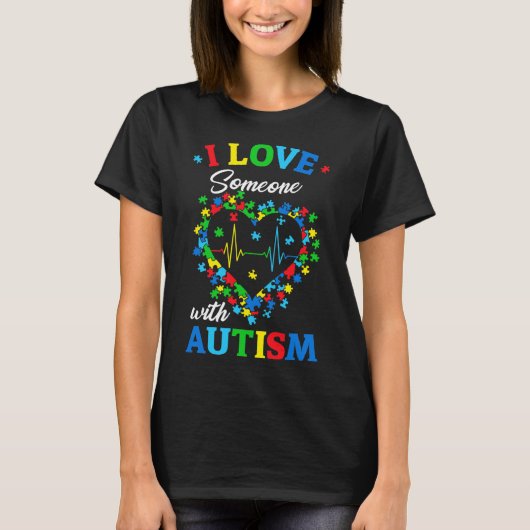 私は自閉症の意識を持つ男性の女性の子供を愛している Tシャツ (正面)