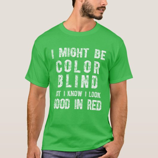 私は色盲かもしれませんが、赤が似合っているのはわかります  Tシャツ (正面)