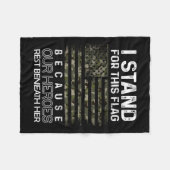 私は英雄たちが残っているので、この旗のために立つ フリースブランケット (正面(横))