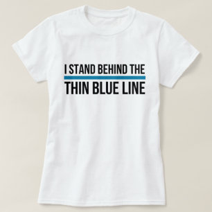 私は薄いブルーラインの後ろに立ちます Tシャツ