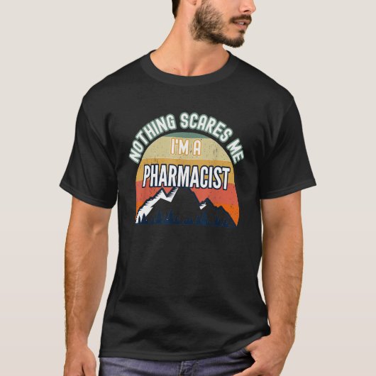 私は薬剤師だから何も怖くないTシャツ Tシャツ (正面)