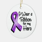 私は衣服に紫のリボンを飾る セラミックオーナメント (左)