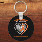 私は衣服オレンジ私の夫の多発性硬化症Aw キーホルダー (正面)