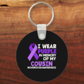 私は衣服紫の私のいとこ過剰摂取の戦争の記憶 キーホルダー (裏面)