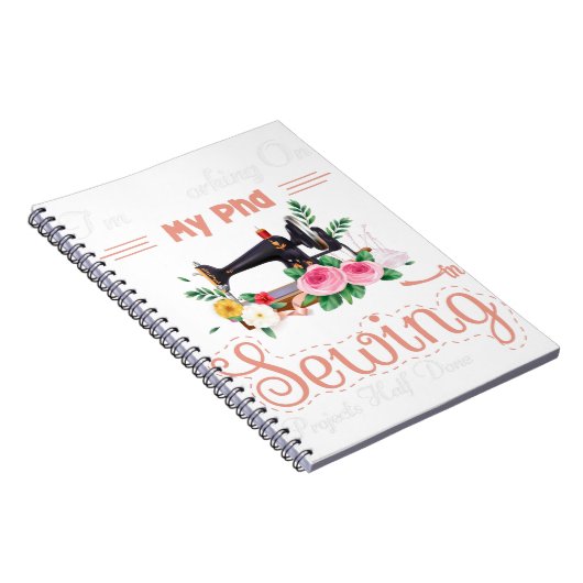 私は裁縫で半分行われた博士課程のプロジェクトに取り組んでいる ノートブック (右側)