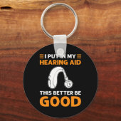 私は補聴器を入れた。これはいいことだ。ろう者 キーホルダー (裏面)