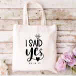 私は言ったYesダイヤモンド&ハート追加婚約日 トートバッグ<br><div class="desc">私はyesトートバッグを未来のミセスのために言っ魅力的た、ダイヤモンドが私を突き当て、yesの下の少しハートを持つタイポグラフィデザイン。花嫁結婚のタイポグラフィトートバッグの計画。新婦と私は黒いタイポグラフィデザインでyesを言ったトートバッグ。</div>