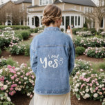 私は言ったYes結婚の婚約タイポグラフィ デニムジャケット<br><div class="desc">私はYesの結婚婚約タイポグラフィデニムジャケットは、婚約リングとアクセント付きスクリプモダントタイポグラフィの文字"私は言ったyes"を特徴としている。Evco Studioによる設計www.zazzle.com/store/evcostudio</div>