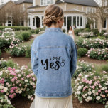私は言ったYes結婚の婚約タイポグラフィ デニムジャケット<br><div class="desc">私はYesの結婚婚約タイポグラフィデニムジャケットは、婚約リングとアクセント付きスクリプモダントタイポグラフィの文字"私は言ったyes"を特徴としている。Evco Studioによる設計www.zazzle.com/store/evcostudio</div>