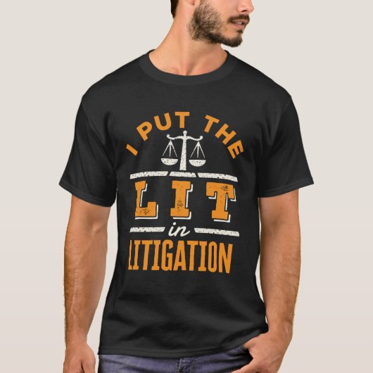 私は訴訟弁護士の訴訟おもしろい訴訟人に火を入れる Tシャツ (正面)