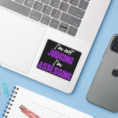 私は評価を判断していない、ソーシャルワーカおもしろいー シール (ノートパソコンとiPhone)