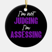 私は評価を判断していない、ソーシャルワーカおもしろいー セラミックオーナメント (正面)