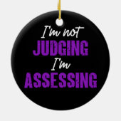 私は評価を判断していない、ソーシャルワーカおもしろいー セラミックオーナメント (裏面)