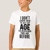 私は誕生日ギャグの振る舞い方を知おもしろいらない Tシャツ (正面)