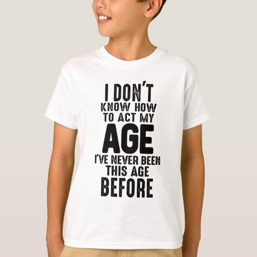 私は誕生日ギャグの振る舞い方を知おもしろいらない Tシャツ (正面)