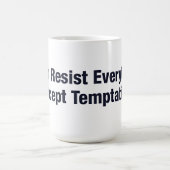 私は誘惑以外の何でも抵抗できる コーヒーマグカップ (中央)