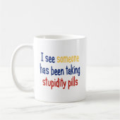 私は誰かが愚かさのずっと丸薬を取っていることを見ます コーヒーマグカップ (左)