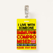 私は誰かと免疫不全バッジを持って住んでいる バッジ (裏面クリップ)