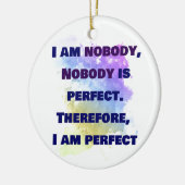 私は誰でもない、私は完璧だ。おもしろいとカラフル セラミックオーナメント (左)