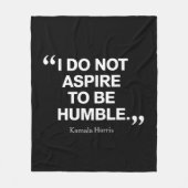 私は謙虚なカマラハリスになろうとしない引用文 フリースブランケット (正面)