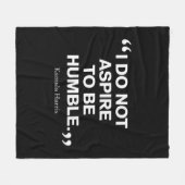 私は謙虚なカマラハリスになろうとしない引用文 フリースブランケット (正面(横))