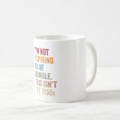 私は謙虚になりたくはない。1950年ではない コーヒーマグカップ (正面右)