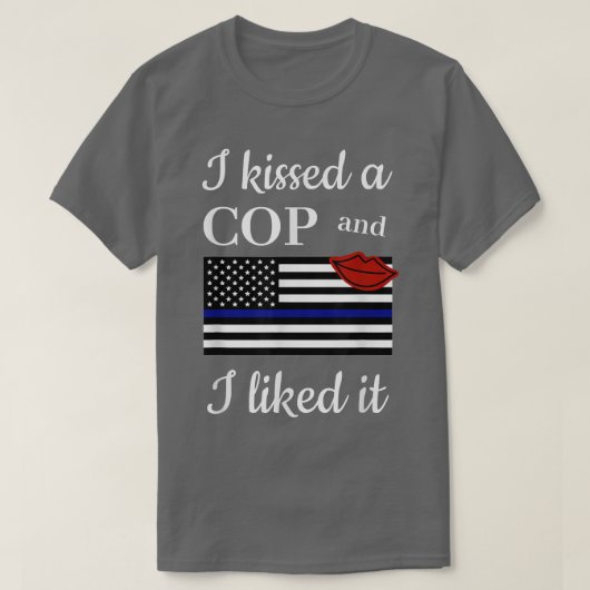 私は警官にキスして警察の妻ギ素晴らしが好きだった Tシャツ (デザイン正面)
