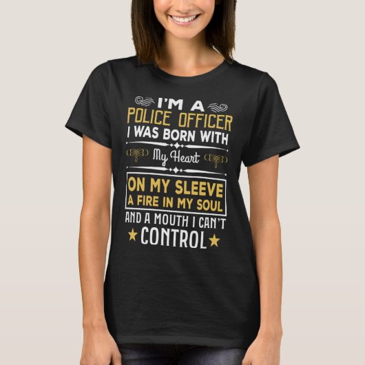 私は警察官生まれでハートも可愛い Tシャツ (正面)
