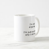 私は議論していない。私は自分がなぜ自分なのか説明しているだけだ コーヒーマグカップ (正面右)