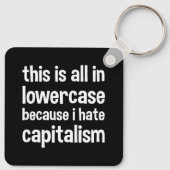 私は資本主義を嫌うので、これはすべて小文字だ キーホルダー (裏面)