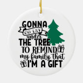 私は贈り物だから木の下に横たわるつもり |かわいい セラミックオーナメント (裏面)