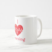 私は赤いハートで心拍が大好き コーヒーマグカップ (正面右)