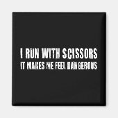 私は走はさみを持っている。危ない感じな マグネット (正面)