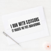 私は走はさみを持っている。危ない感じな 長方形シール (封筒)