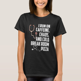 私は走カフェインの混沌と冷たい部屋のピザを食べている Tシャツ