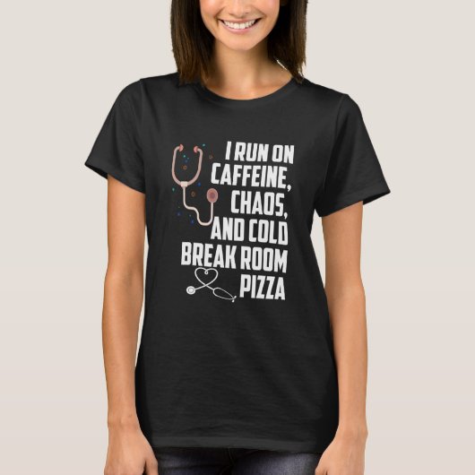 私は走カフェインの混沌と冷たい部屋のピザを食べている Tシャツ (正面)