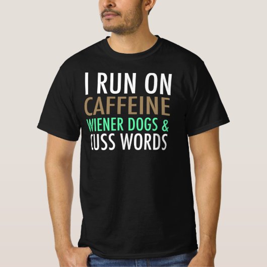 私は走カフェイン、ウィーナー犬とCussの言葉を好む Tシャツ (正面)