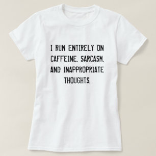 私は走全てカフェインと皮肉と….. Tシャツ