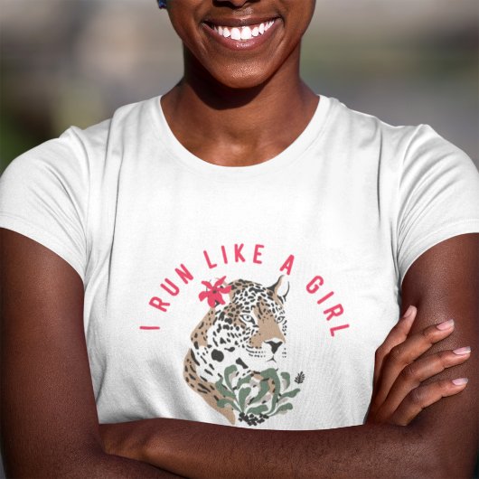 私は走女の子の赤やる気を起こさせるヒョウのグラフィックが好き Tシャツ