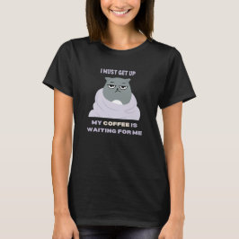 私は起きなければならない、私のコーヒーは私を待っている。 Tシャツ