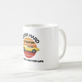 私は車がより良い懸命を得られるように仕事をする コーヒーマグカップ (正面右)