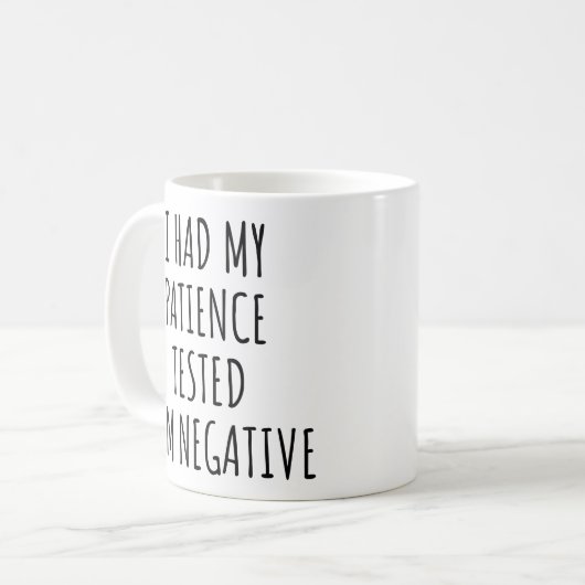 私は辛抱強さを試され、ネガティブなコーヒーマグです  コーヒーマグカップ (正面左)