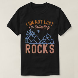 私は迷ってなんかいない、石を集めているんだ Tシャツ