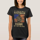 私は退役軍人とパパのアメリカ国旗父のDaを持つ Tシャツ (正面)