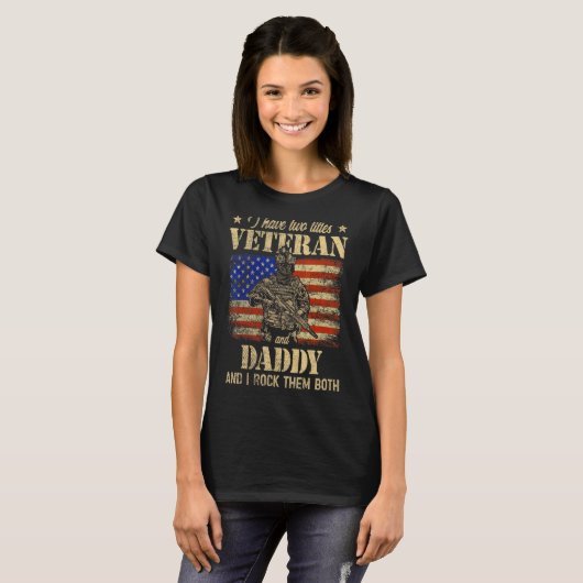 私は退役軍人とパパのアメリカ国旗父のDaを持つ Tシャツ (正面フル)